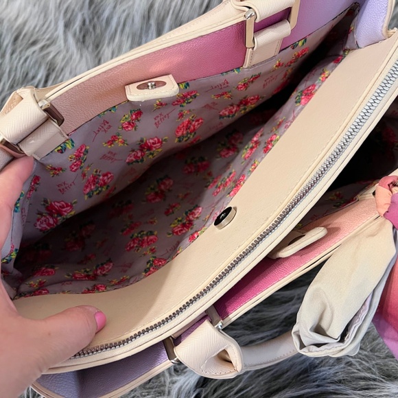 Betsey Johnson  "Sand" Heart Embossed Satchel Purse Bag - Picture 5 of 9